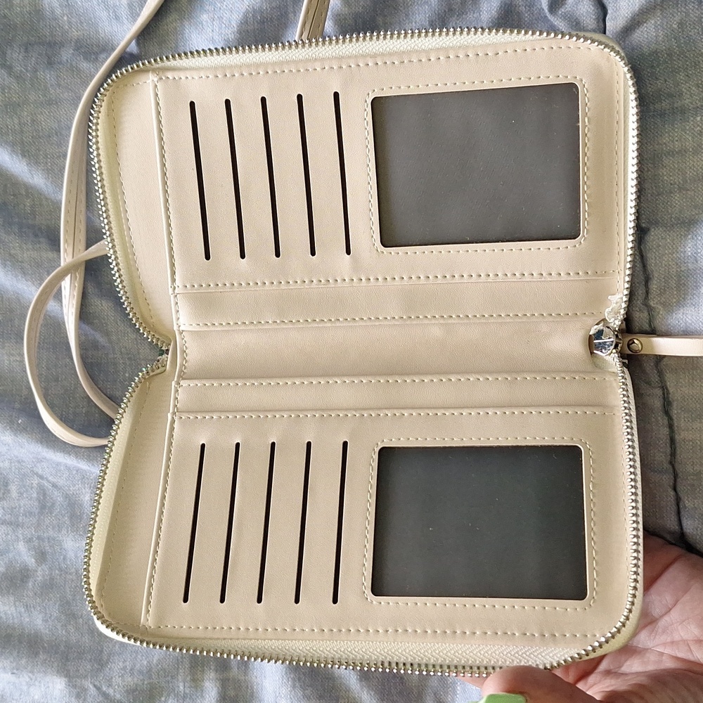 Crossbosy Purse - Picture 2 of 3
